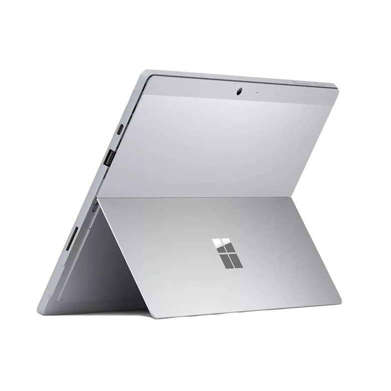 Het bekende Windows logo staat achterop deze MS Surface Pro 7. Zilver van kleur en steunt op