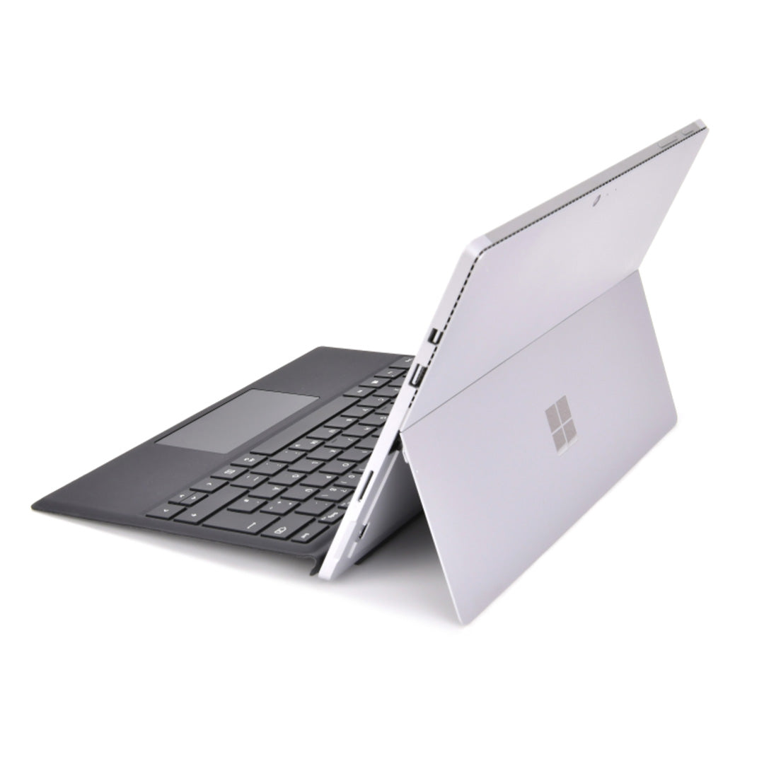 Achteraanzicht van de Microsoft Surface Pro 4, premium 2-in-1 laptop-tablet met robuust magnesiumontwerp en geïntegreerde kickstand. Ideaal voor zakelijk gebruik en draagbaarheid.